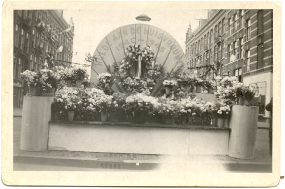  De bevrijding 1945 op het Beukenplein. Een van de twee kleine pleintjes is feestelijk versierd. 