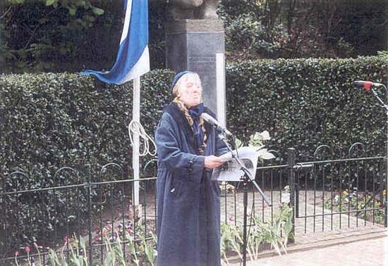 Herdenken - bij het Buikschot monument.jpg Dichteres Willy Sennebad draagt haar gedicht 'Klaaglied' voor tijdens de herdenking bij het Buikschotmonument. Het gedicht gaat over het wegvoeren van haar joodse buren in de Pretoriusstraat tijdens de Tweede Wereldoorlog. 