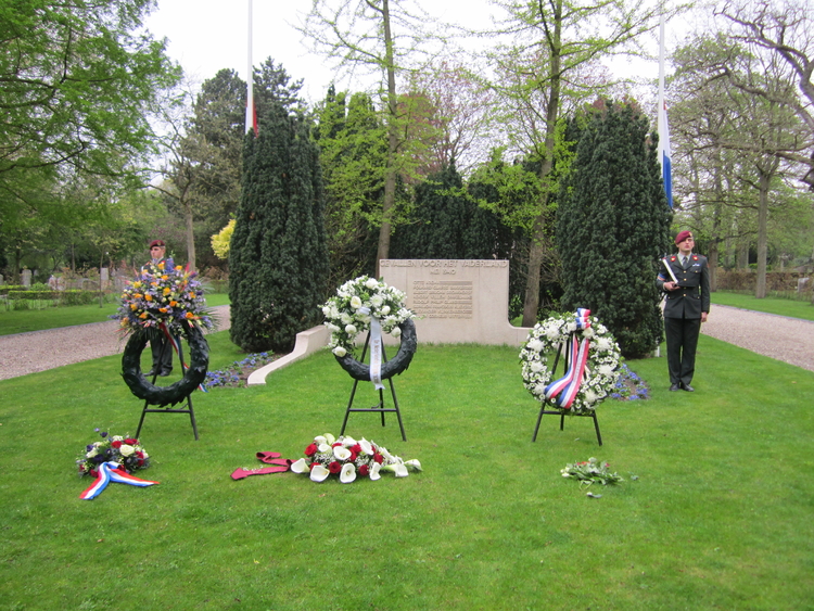 Het monument voor de gesneuvelde Nederlandse militairen op de Nieuwe Ooster tijdens de herdenking op 4 mei 2012.  <p>.<br />
Foto: Jo Haen ©</p>
