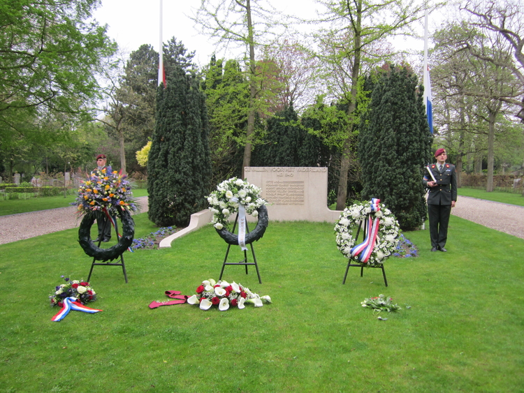 Het Monument Voor De Gesneuvelde Nederlandse Militairen Op De Nieuwe ...