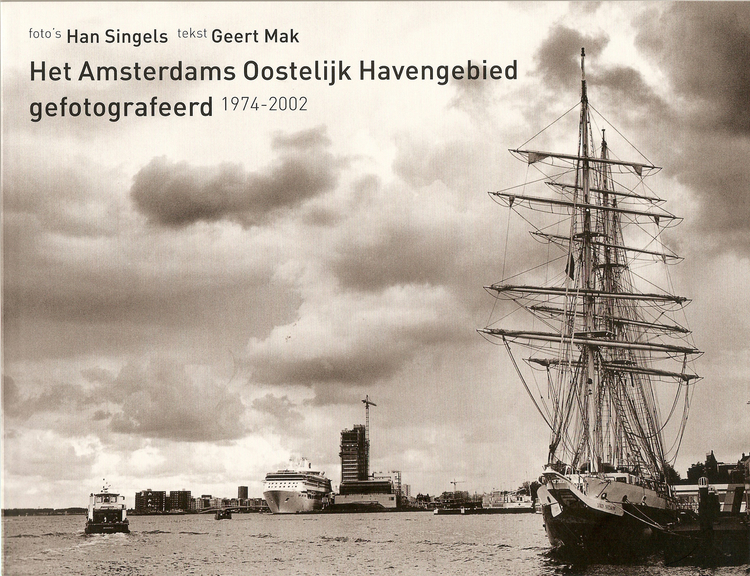 Het Amsterdams Oostelijk Havengebied gefotografeerd  