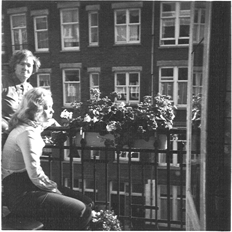 Het fluwelen endje - Mevrouw Klok en dochter Eva.jpg Mevrouw Klok en haar dochter Eva op het balkon van Transvaalstraat 46 2-hoog in 1950, met uitzicht op de Paardekraalstraat. 