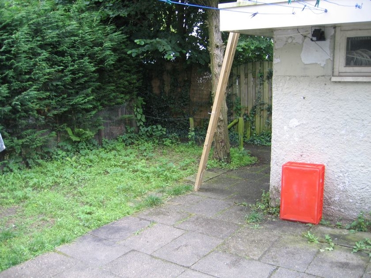 Het tuintje nu Tuintje naar het laantje. Rechts het schuurtje. Het tuintje naar het laantje, met rechts het schuurtje (anno 2008). 