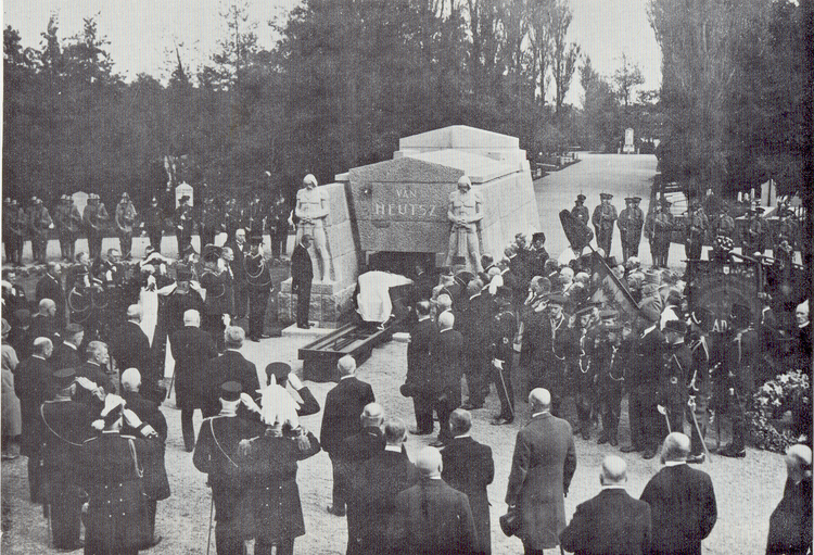 Begrafenis van Heutsz 1924 De begrafenis van generaal J.B. van Heutsz in 1924 op de Nieuwe Oosterbegraafplaats. 9 juni 1927, op de Nieuwe Oosterbgraafplaats, de herbegrafenis in Nederland van Generaal van Heutsz (die in 1924 in Zwitserland stierf). 