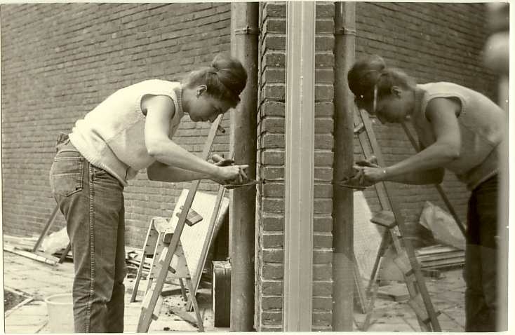 Samen bouwen aan de kerk Kerkleden metselen mee in de jaren 1964-1965 aan het nieuwe kerkgebouw aan de Zaaiersweg 