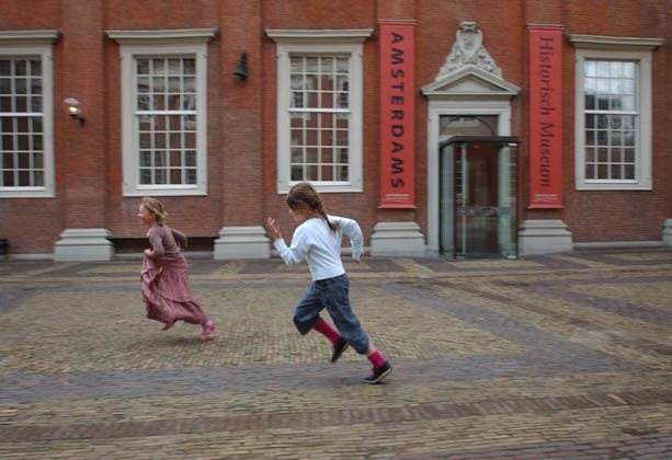 Binnenplaats Kinderen rennen, waar de weesjes van weleer renden, over de binnenplaats van wat nu het Amsterdams Historisch Museum is. 