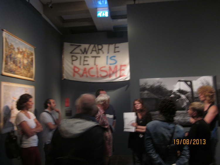 historisch museum amsterdam,   discussie in tentoonstelling 'zwarte bladzijde' 