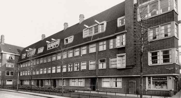 Copernicusstraat 64 - 1945 .<br />Foto: Beeldbank Amsterdam 