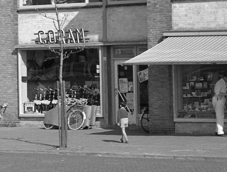 Van 't Hofflaan 43 - 1956 .<br />Foto: Beeldbank Amsterdam<br />Klik rechts bovenaan op de foto en de foto wordt vergroot weergegeven. .<br />Foto: Beeldbank Amsterdam<br />De zaak was van de fam. Cornelissen en  later ook van hun zoon. Cornelissen en Amsterdam.<br />Ze woonden boven de  zaak, die ook een reparatie en werkplaats had, met brandstof voor brommers. 