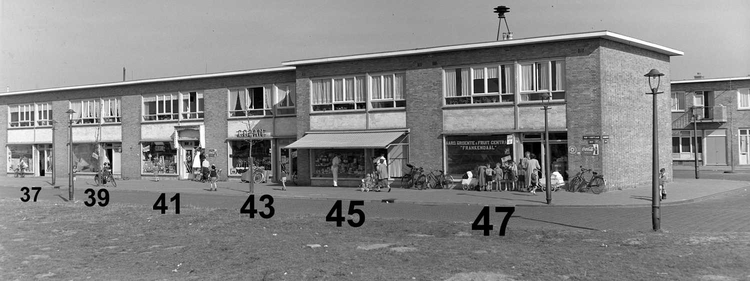 Van 't Hofflaan 37 - 47 - 1956 .<br />Klik rechts bovenaan op de foto en de foto wordt vergroot weergegeven.<br />Foto: Beeldbank Amsterdam .<br />Foto: Beeldbank Amsterdam 