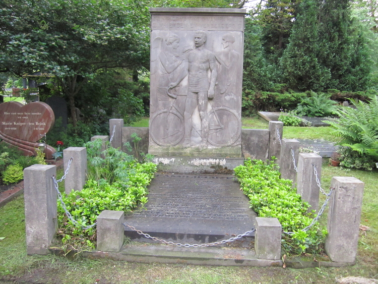 Het familiegraf waar oom Piet en neef Klaas begraven liggen.  