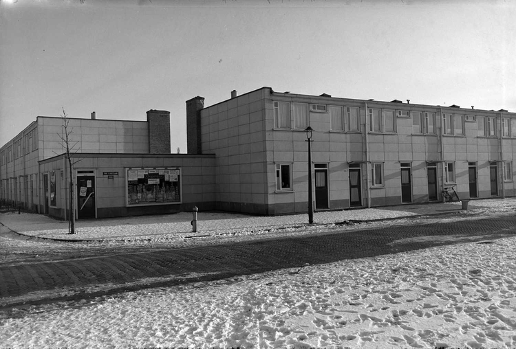 Van 't Hofflaan 53 - 1955 .<br />Klik rechts bovenaan op de foto en de foto wordt vergroot weergegeven.<br />Foto: Beeldbank Amsterdam .<br />Foto: Beeldbank Amsterdam 