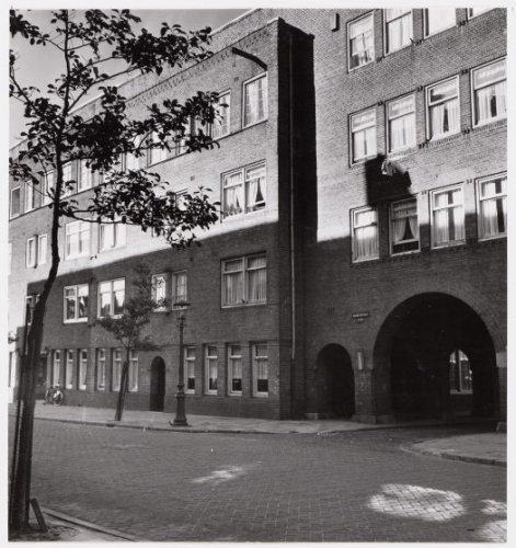 Hofmeyrstraat. Op de voorgrond rechts de ingang van de Danie Theronstraat.<br />Foto is gemaakt door: J.M. Arsath Ro'is (fotograaf) op 28 oktober 1959.<br />Bron: Beeldbank, SAA. 