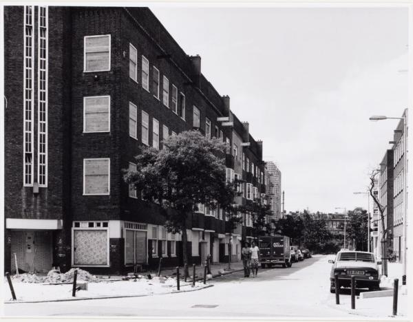   <p>Hofmeyrstraat. De foto is gemaakt net voordat het blok gesloopt werd.<br />
Foto: Beeldbank Stadsarchief Amsterdam</p>