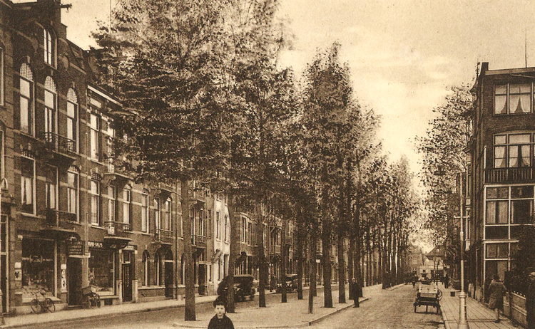 Hogeweg 38 (2e winkel van links) - ± 1925 .<br />Foto: Jan van Deudekom 