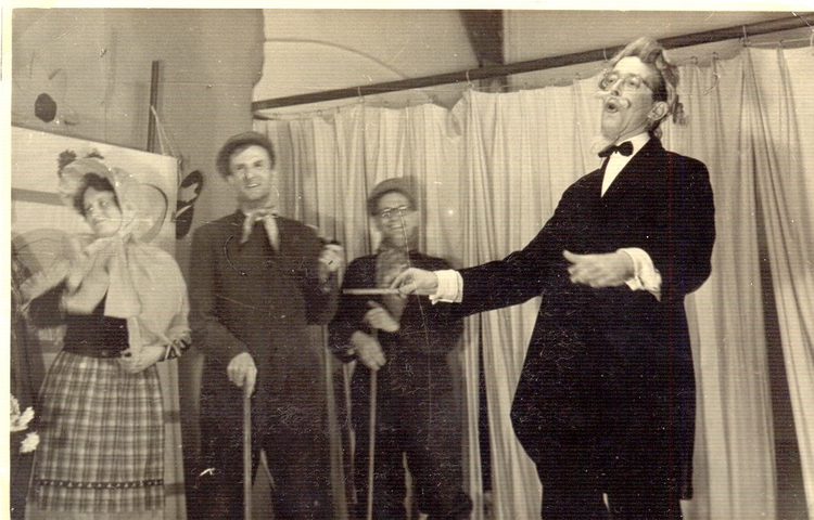 Klaas Bossenbroek doet mee aan musical. 1952. De heer Klaas Bossenbroek (2e van links) met enkele collega's bij de uitvoering van de musical "Zo moet het zijn"op de Hogewegschool t.g.v. het 40-jarig jubileum van het hoofd van de school de heer C.de Koning (vader van Henk de Koning) op dinsdag 4 november 1952. De Fraunhoferschool was een dependance van de Hogewegschool.<br />(foto Henk de Koning) 