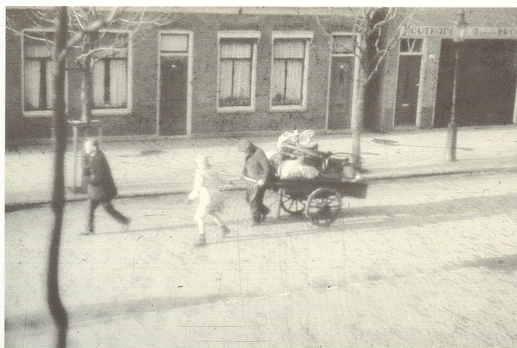 Amsterdammers op hongertocht Amsterdammers trekken door Purmerend om goederen te ruilen in de Beemster. (najaar 1944)<br />(foto Jo Haen) 