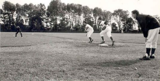 Honkbal op de voetbalvelden van CVV de Geuzen (ca. 1966). Op de foto  tweede van rechts Jaap Zijp die als eerste honkman speelt. .<br />Foto: Jaap  Zijp 
