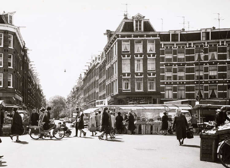 Dapperplein met rechts voor de bakkerij de kraam van Boer Geert .<br />Foto: Fred Koster 