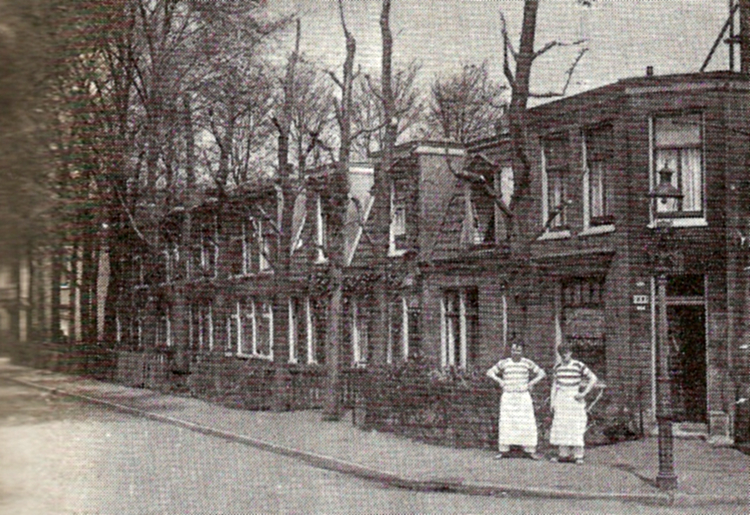 Twee knechten van bakker Hormeyer op Weesperzijde no. 300, in de volksmond "de Voorkant" geheten. Toen stonden er nog mooie bomen. .<br />Foto: J.H.Kruizinga 