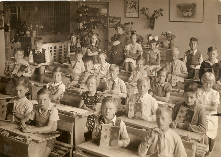 Huismanshof  Lagere School - ± 1938 .<br />Foto: Karel Blok 