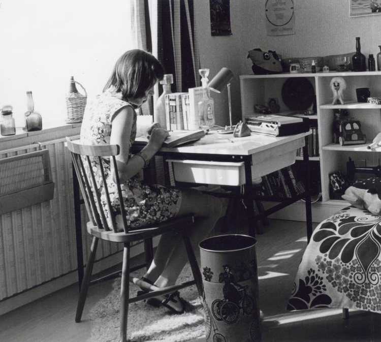Huiswerk. Huiswerk. Een meisje zit aan haar bureau in haar kamer, en maakt haar huiswerk, Nederland  [1964-1974].<br />Foto uit Nationaal Archief Spaarnestad 