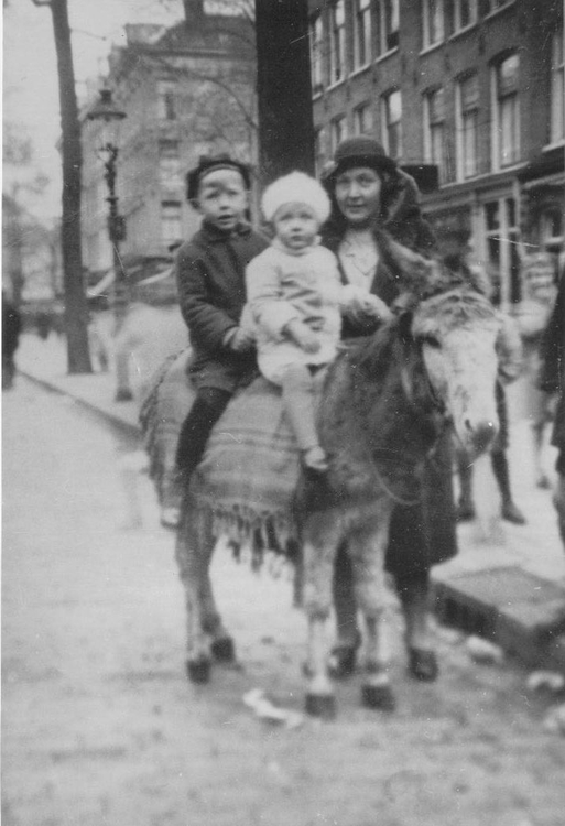 Hulsman_ezel Nico met zijn zus op het ezeltje van de straatfotograaf die zo zijn brood probeerde te verdienen in de Dapperbuurt.<br />De foto is omstreeks 1932 gemaakt, Nico was toen 5 jaar. 