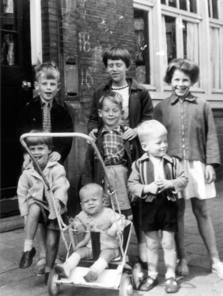  De lieverdjes van Pretplein 18, (de Jonker kinderen) op het Pretoriusplein (nu Steve Bikoplein) juni 1960. 