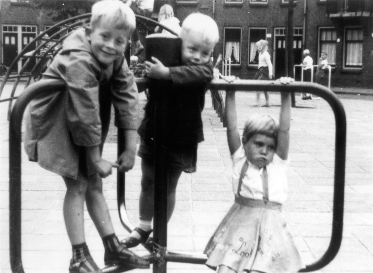  September 1960, de Jonker kinderen spelen op het speelpleintje op het Transvaalplein. 