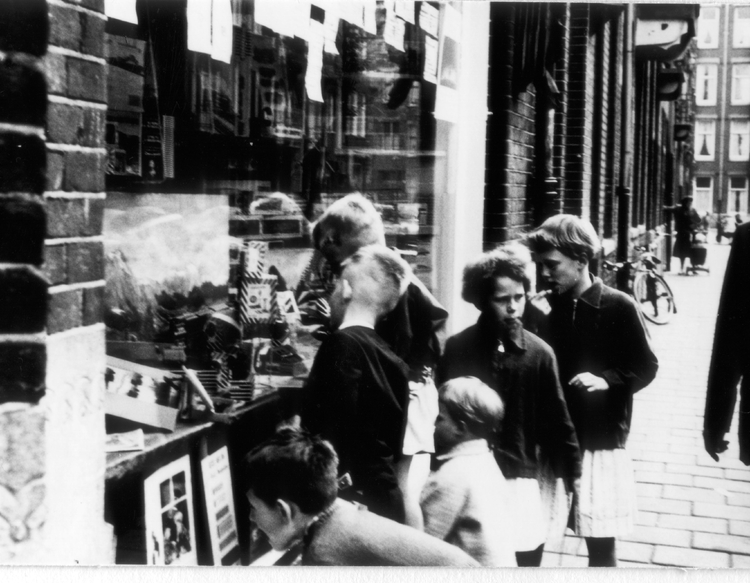  De Jonker kinderen dromen voor de etalage van speelgoedwinkel Pronk (Pretoriusstraat hoek Ingogostraat) oktober 1959. 