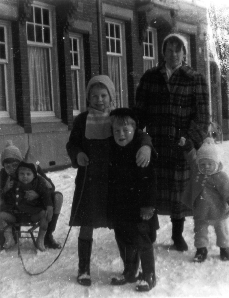  De familie Jonker op het Pretoriusplein (nu Steve Bikoplein) in de winter van 1958/59. 