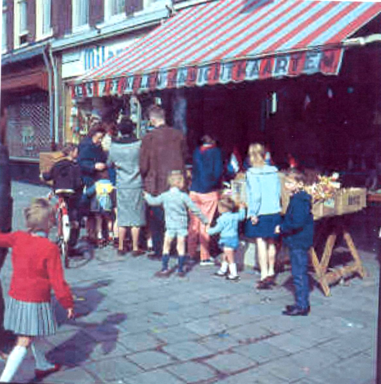 1e van.Swindenstraat 39-  Koninginnedag 1962 .<br />Foto: Nol Dam © 