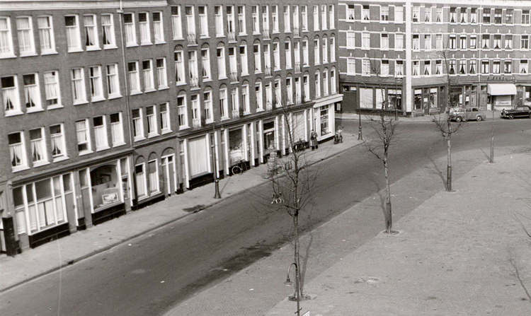 Iepenplein 2e pand van links nr. 22 - 1956 .<br />Foto: Beeldbank Amsterdam 