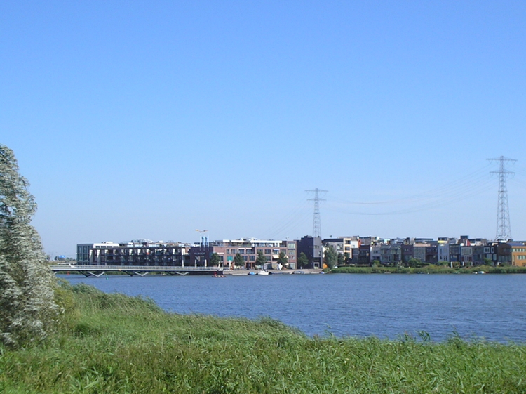 Het nieuwe land: IJburg aan de overkant van de Diemerzeedijk. .<br />Foto: Jo Haen © 