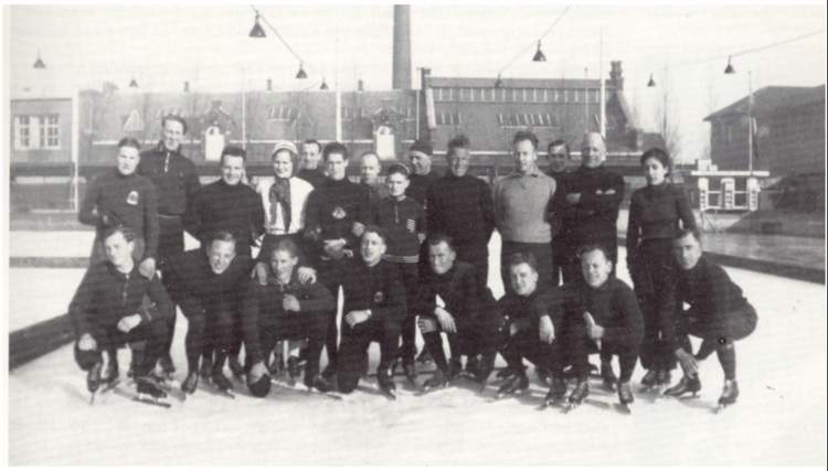 Kunstijsbaan  <p>Foto van schaatsers (hardrijders) op de kunstijsbaan<br />
(foto beschikbaar gesteld door Ernst Berends)</p>