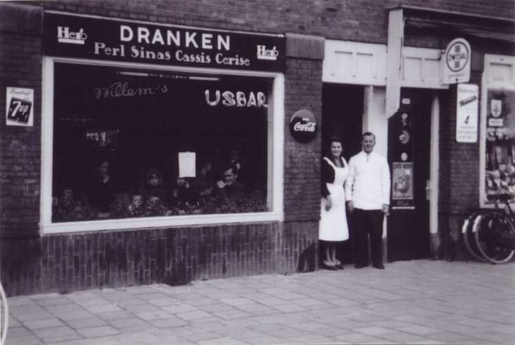  De ouders van Henk voor de ijswinkel - tante Jopie en ome Willem, zoals iedereen hen noemde (1961 of '62). 