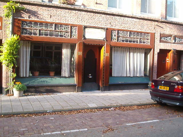 Jugenstil Het prachtig gerestaureerde Jugendstil pand van Reyding in de Eerste  Boerhaavestraat. (Foto: Andre van Grondelle, 2003) 