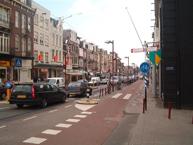  Op de kruising met de Ringdijk gaat de Linnaeusstraat over in de Middenweg. Op de kruising met de Ringdijk gaat de Linnaeusstraat over in de Middenweg met weer een ander model straatverlichting (2004). 