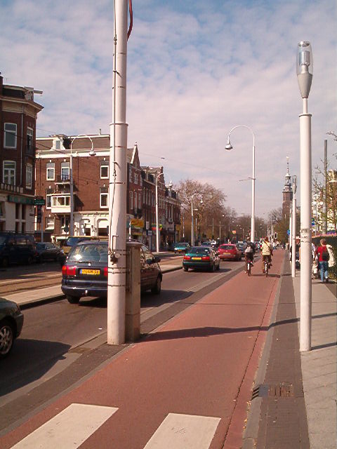  Zicht op de Linnaeusstraat tussen het spoorviaduct en het Oosterpark. De straatverlichting is dubbel uitgevoerd. 