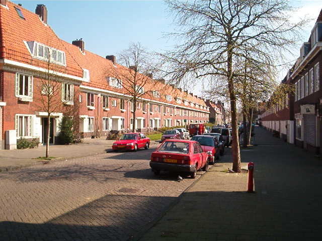  De Pythagorasstraat op een zonnige voorjaarsmiddag, gezien vanaf de kruising met de Hogeweg. 