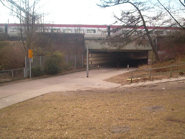  De Thalys rijdt over de spoortunnel tussen Valentijnkade en Archimedesweg, april 2005. 