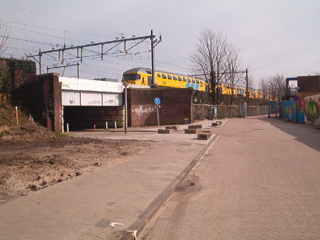  De trein rijdt richting het Muiderpoortstation langs het dierenasiel bij de Polderweg, april 2005. 