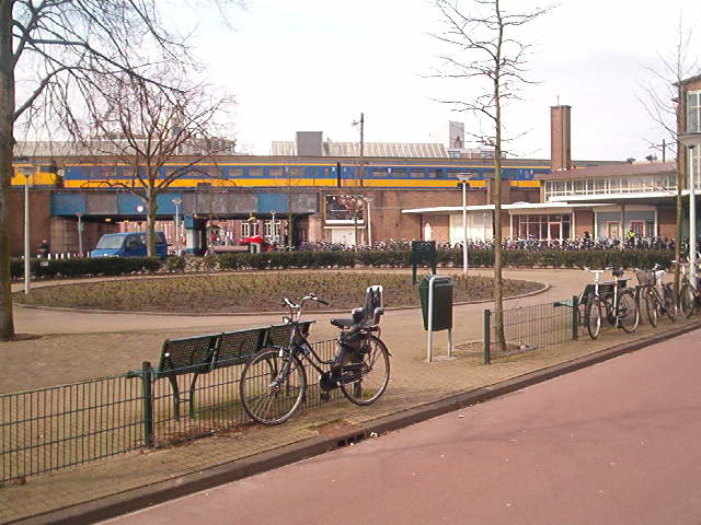  Het plein bij het Muiderpoortstation, april 2005. 