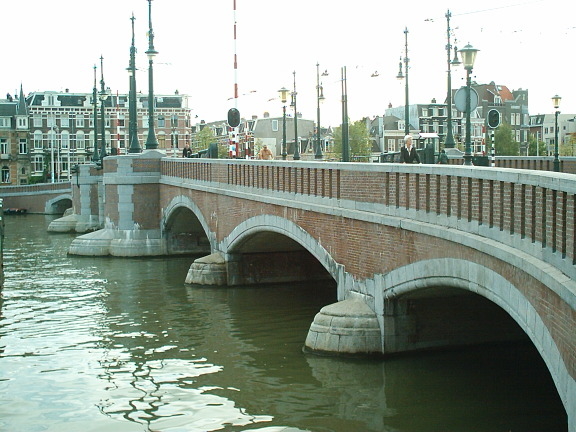 Brug over de amstel De Amstelbrug in 2003. 