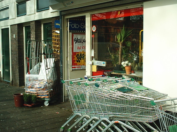 Supermarkt Niasstraat ingang Ingang supermarkt Niasstraat Alles te koop 