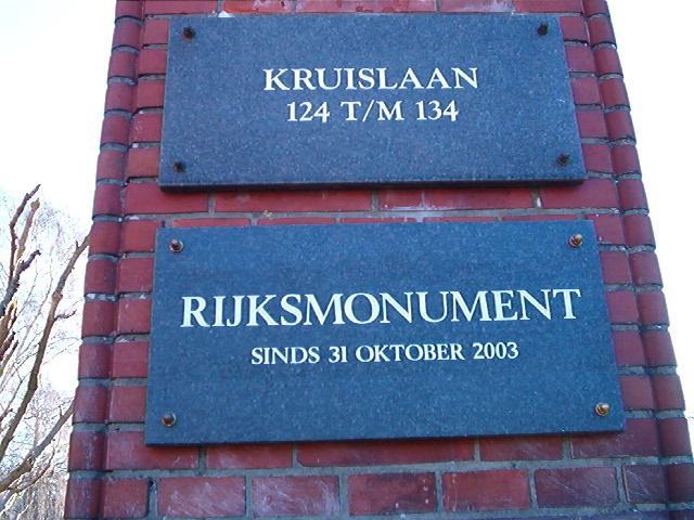 Monument! Maar de begraafplaats is meer. De Nieuwe Ooster is een monument, maar ook meer (foto 2004). 