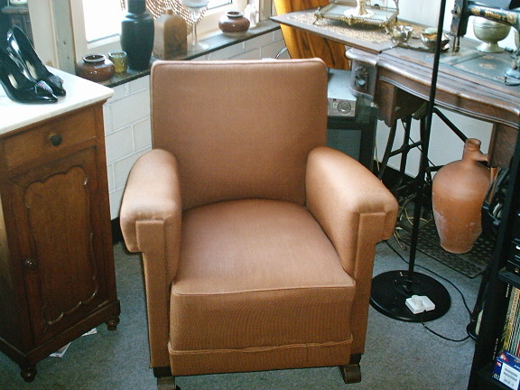 dering2 Bruin fauteuiltje, de favoriete stoel, gevonden bij het Galileiplantsoen. 