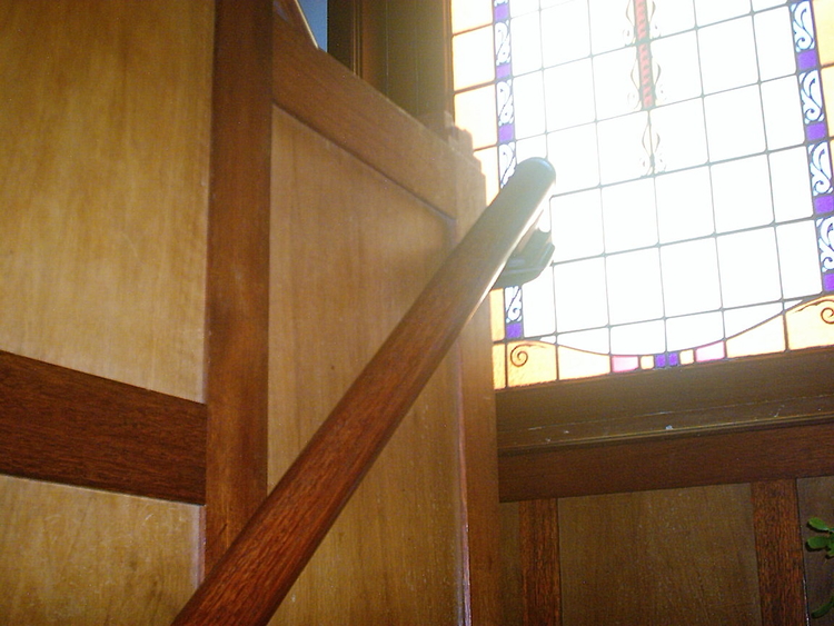 Trappenhuis Het trappenhuis met glas in lood raam (foto gemaakt in september 2006) 
