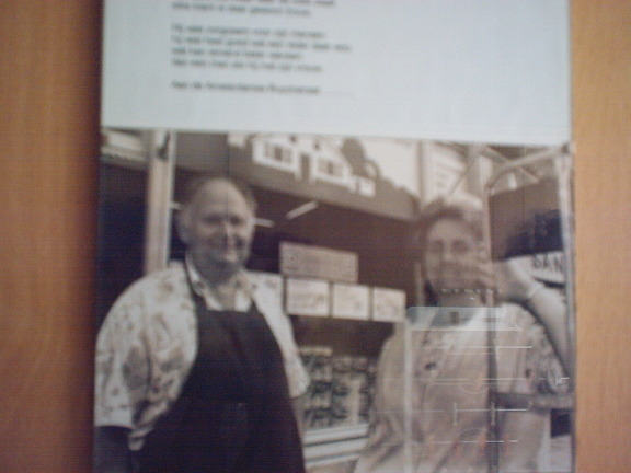 De heer en mevrouw Christaainse ten tijde van het afscheid Ingelijste foto uit 1997,genomen t.g.v.het afscheid van de winkel . 