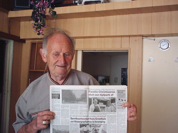 Er verscheen een artikel in het buurtblad, mijnheer Christiaanse in de ruimte van de voormalige winkel toont mei 2008 het krantenartikel dat het afscheid van hun winkel beschreef 